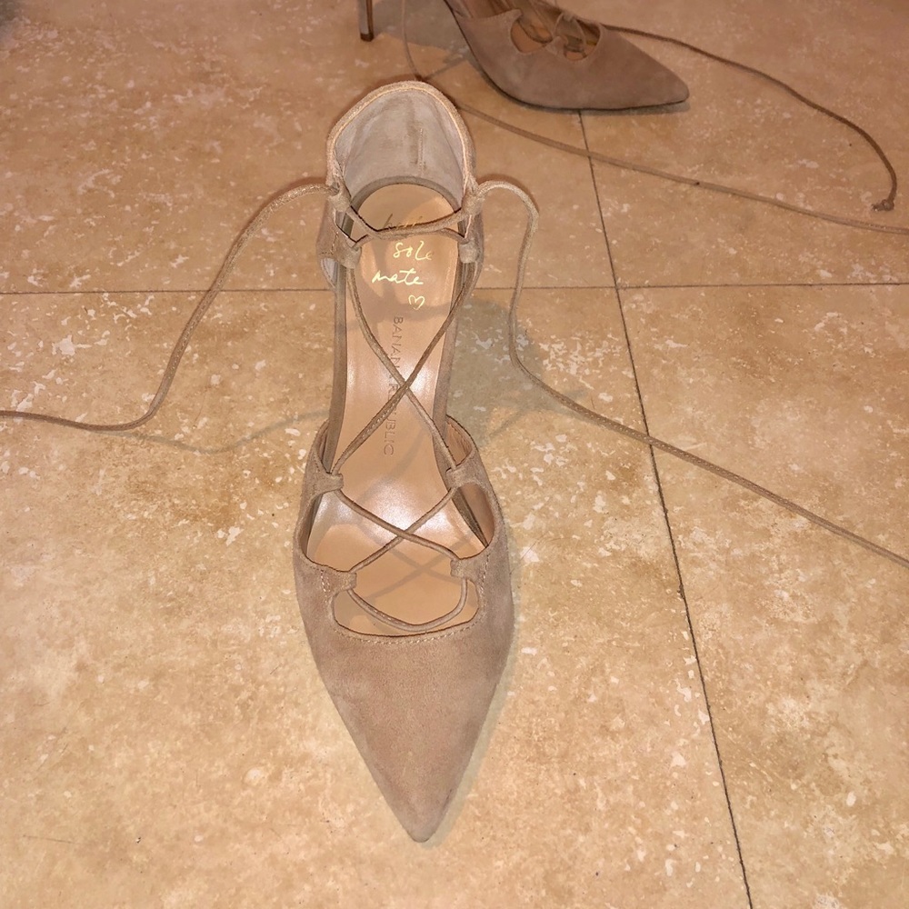 Beautiful Banana Republic 12-hour suede pumps